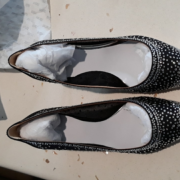NIB Badgely Mischka EMI pumps in black - Picture 14 of 16